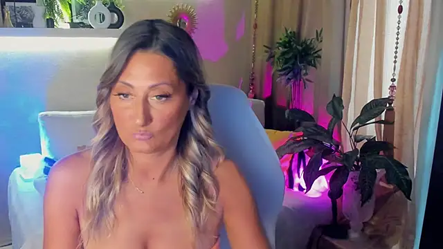 Snapshot of SarahAlluring chatting on June 15, 3:03 pm SarahAlluring online show from June 15, 3:03 pm