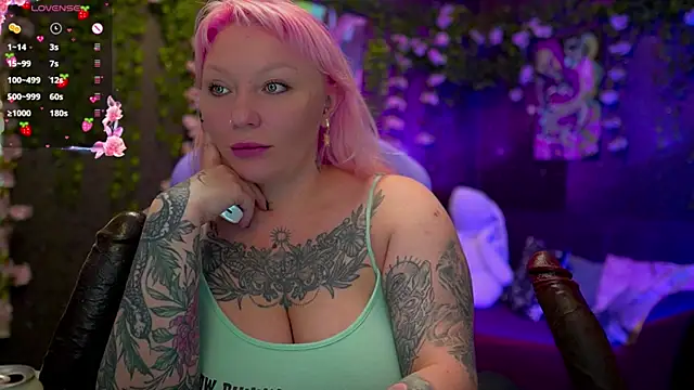 Snapshot of BlackedBarbie chatting on October 4, 7:01 pm BlackedBarbie online show from October 4, 7:01 pm