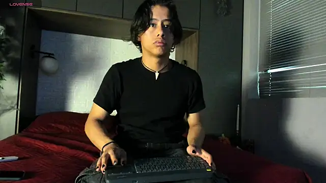 Snapshot of labrinthteasing chatting on October 27, 2:32 pm labrinthteasing online show from October 27, 2:32 pm