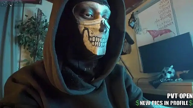 Snapshot of cos_operator chatting on January 5, 8:23 pm cos operator online show from January 5, 8:23 pm