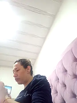 Snapshot of melany-92xxx chatting on December 15, 2:43 pm melany-92xxx online show from December 15, 2:43 pm