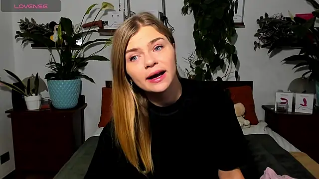 HaleyReedme online show from November 26, 8:15 am