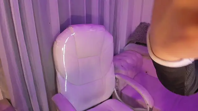 Pretty Johnson  online show from February 7, 11:36 am