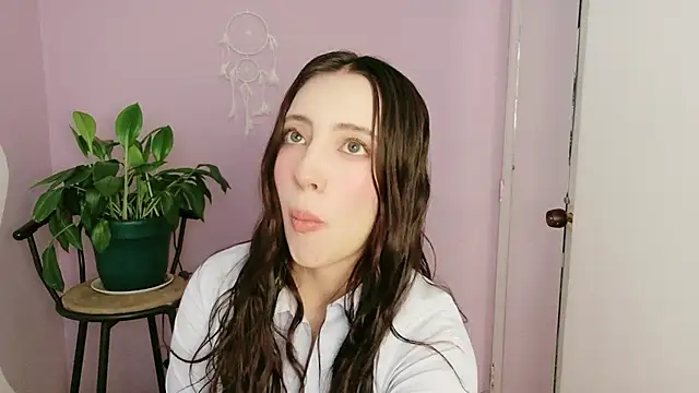 Snapshot of Rebbecawhite_meow chatting on May 18, 2:23 pm Rebbecawhite meow online show from May 18, 2:23 pm