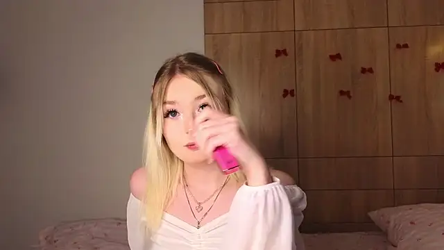 Snapshot of minigirl chatting on March 1, 4:20 pm minigirl online show from March 1, 4:20 pm