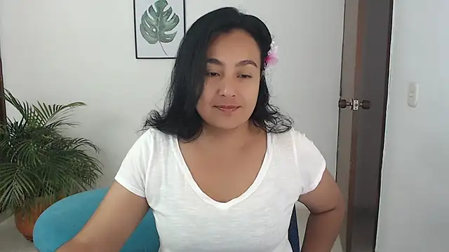 Snapshot of Themagicpotion chatting on May 4, 3:52 pm Themagicpotion online show from May 4, 3:52 pm