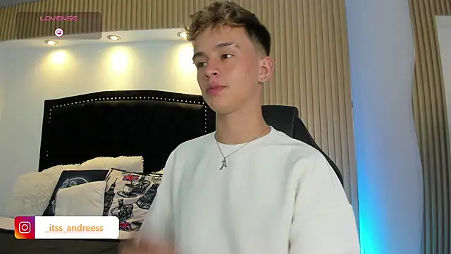 Snapshot of LiamWildx20 chatting on July 10, 4:39 am LiamWildx20 online show from July 10, 4:39 am