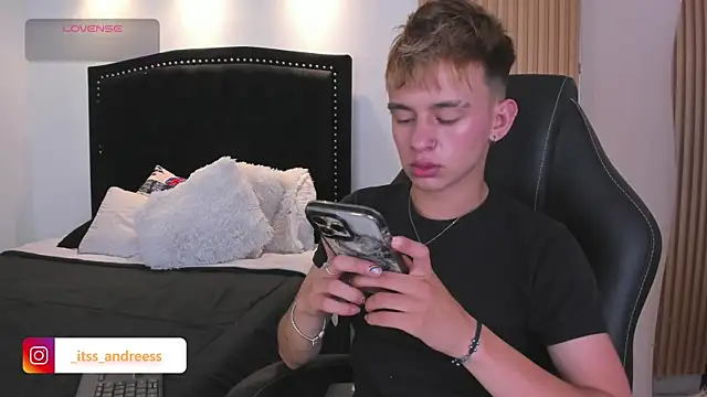 Snapshot of LiamWildx20 chatting on July 12, 4:36 am LiamWildx20 online show from July 12, 4:36 am