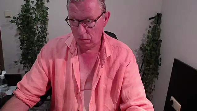 Snapshot of JamesBauer chatting on September 24, 3:32 am JamesBauer online show from September 24, 3:32 am