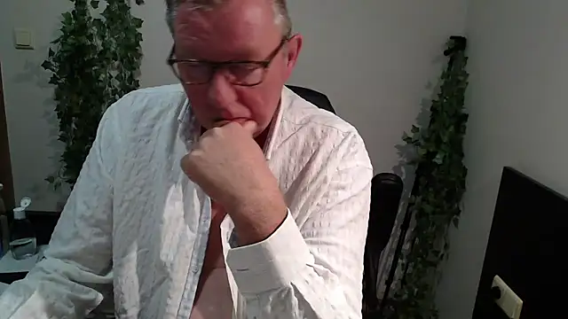 Snapshot of JamesBauer chatting on September 27, 3:44 am JamesBauer online show from September 27, 3:44 am