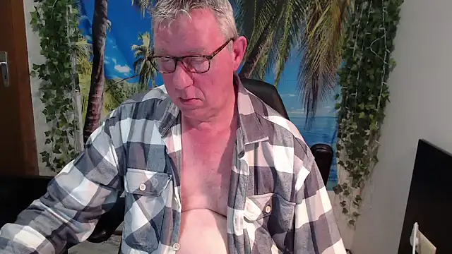 Snapshot of JamesBauer chatting on December 18, 4:51 am JamesBauer online show from December 18, 4:51 am