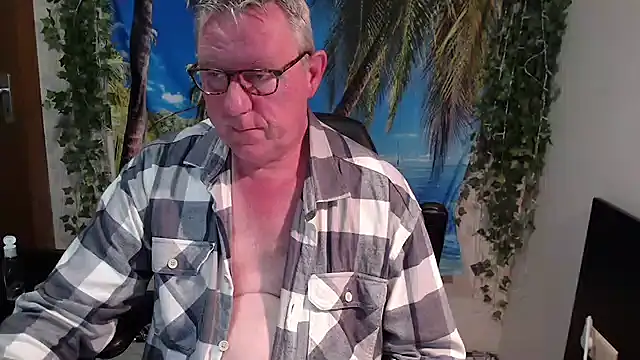 Snapshot of JamesBauer chatting on December 19, 4:52 am JamesBauer online show from December 19, 4:52 am