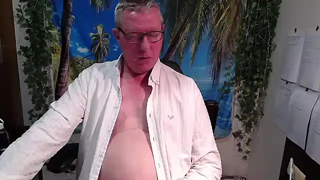 Snapshot of JamesBauer chatting on December 22, 4:31 am JamesBauer online show from December 22, 4:31 am