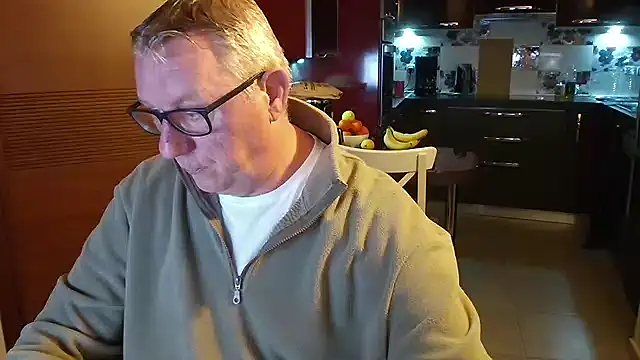 Snapshot of JamesBauer chatting on February 1, 4:33 am JamesBauer online show from February 1, 4:33 am