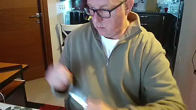 Snapshot of JamesBauer chatting on February 3, 6:40 am JamesBauer online show from February 3, 6:40 am