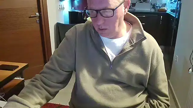 Snapshot of JamesBauer chatting on February 4, 4:29 am JamesBauer online show from February 4, 4:29 am