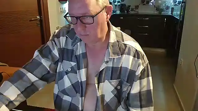 Snapshot of JamesBauer chatting on February 12, 4:29 am JamesBauer online show from February 12, 4:29 am