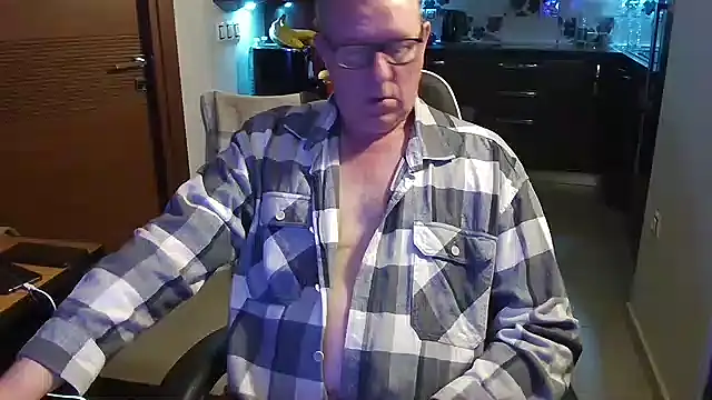 Snapshot of JamesBauer chatting on February 17, 4:31 am JamesBauer online show from February 17, 4:31 am