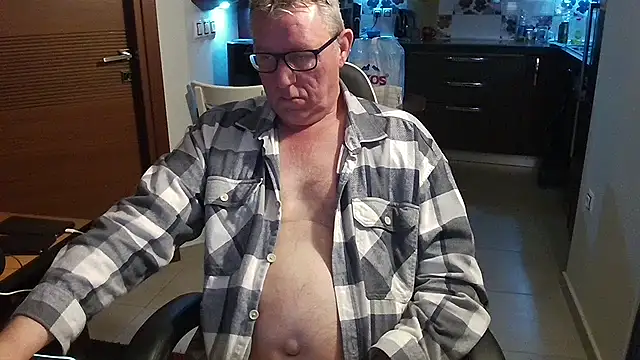 Snapshot of JamesBauer chatting on February 18, 4:41 am JamesBauer online show from February 18, 4:41 am