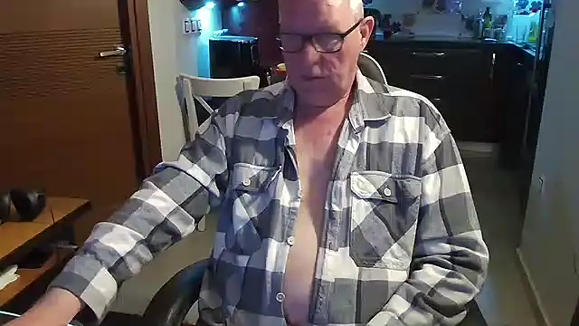 Snapshot of JamesBauer chatting on February 25, 5:06 am JamesBauer online show from February 25, 5:06 am