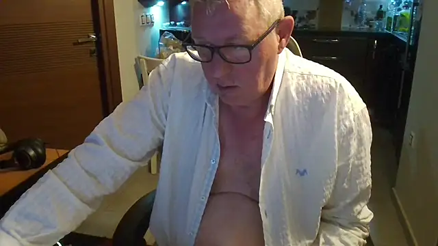 Snapshot of JamesBauer chatting on February 26, 4:55 am JamesBauer online show from February 26, 4:55 am