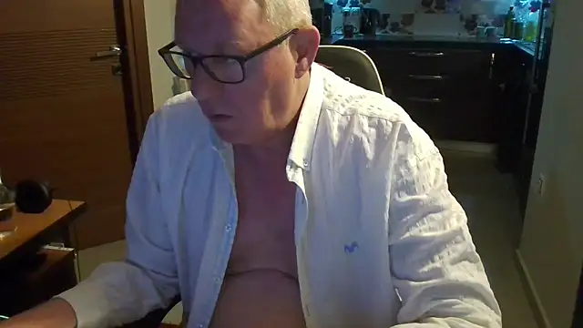 Snapshot of JamesBauer chatting on February 27, 4:01 am JamesBauer online show from February 27, 4:01 am