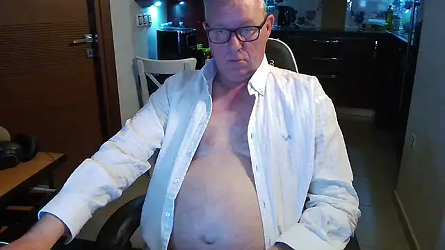 Snapshot of JamesBauer chatting on February 28, 4:35 am JamesBauer online show from February 28, 4:35 am