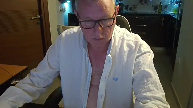 Snapshot of JamesBauer chatting on March 1, 4:58 am JamesBauer online show from March 1, 4:58 am