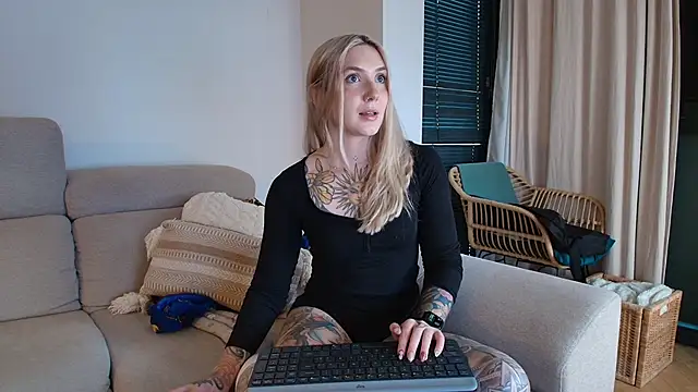 Snapshot of tattoobbgirl chatting on March 6, 5:42 pm tattoobbgirl online show from March 6, 5:42 pm
