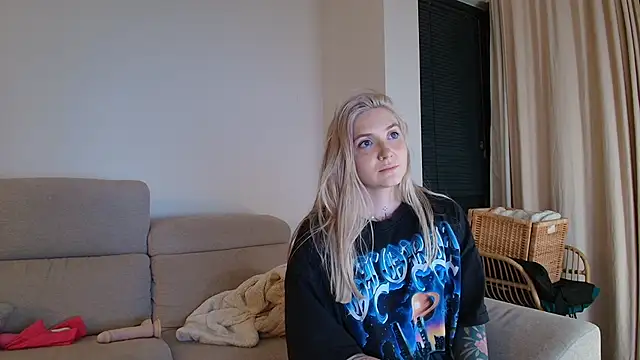 Snapshot of tattoobbgirl chatting on March 28, 7:24 pm tattoobbgirl online show from March 28, 7:24 pm