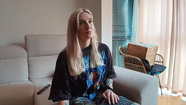 Snapshot of tattoobbgirl chatting on April 11, 1:15 pm tattoobbgirl online show from April 11, 1:15 pm