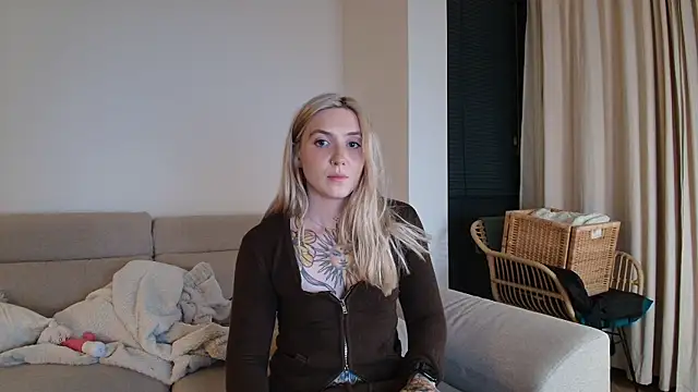 Snapshot of tattoobbgirl chatting on April 15, 7:58 pm tattoobbgirl online show from April 15, 7:58 pm