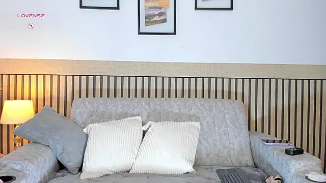 hanna mils online show from March 21, 8:19 am