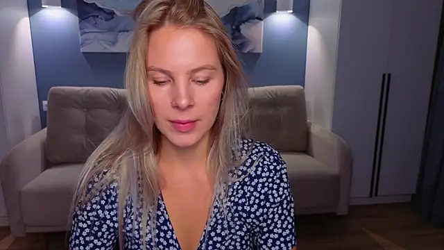 Snapshot of MelanieBennett chatting on October 7, 6:10 am MelanieBennett online show from October 7, 6:10 am