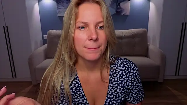 MelanieBennett online show from July 16, 9:26 am