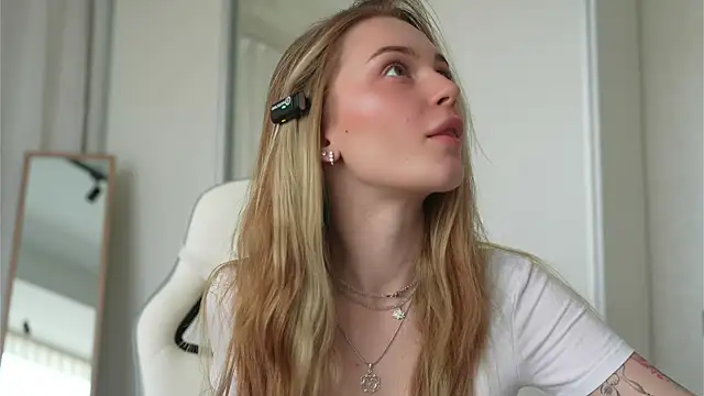 Snapshot of Cyberheart_ chatting on March 20, 9:04 am Cyberheart online show from March 20, 9:04 am