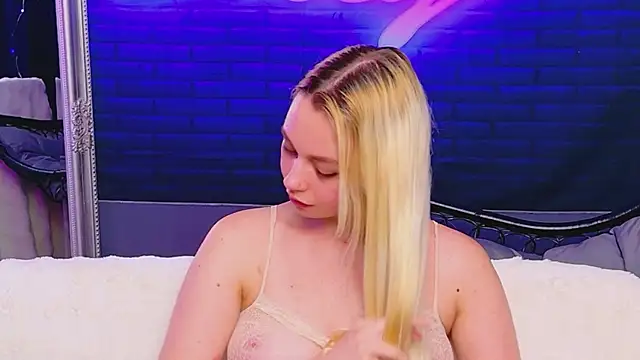 Snapshot of AlessiaCroft chatting on July 7, 6:47 am AlessiaCroft online show from July 7, 6:47 am