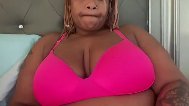 RoyalQueen2u online show from April 8, 6:30 pm