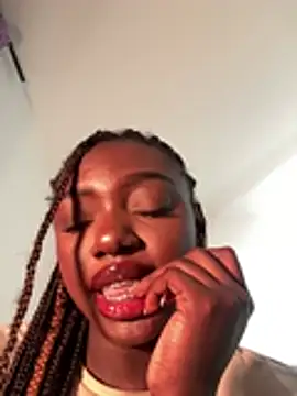 Snapshot of alissradiante1 chatting on March 1, 3:41 am alissradiante1 online show from March 1, 3:41 am