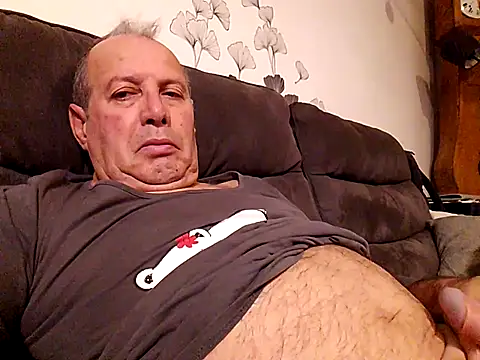 Snapshot of Vince072 chatting on November 7, 4:12 am Vince072 online show from November 7, 4:12 am
