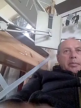 Snapshot of Vince072 chatting on April 12, 4:23 pm Vince072 online show from April 12, 4:23 pm