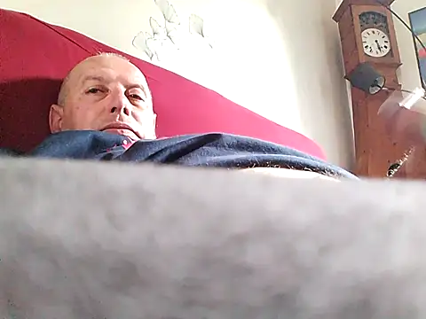 Snapshot of Vince072 chatting on May 10, 9:25 am Vince072 online show from May 10, 9:25 am