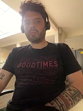 Snapshot of uto857 chatting on November 18, 8:35 pm uto857 online show from November 18, 8:35 pm