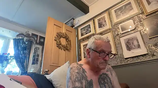 Snapshot of poggles chatting on July 7, 2:21 pm poggles online show from July 7, 2:21 pm