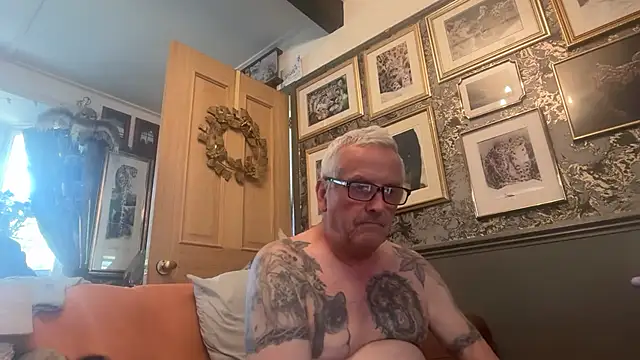 Snapshot of poggles chatting on July 14, 2:01 pm poggles online show from July 14, 2:01 pm