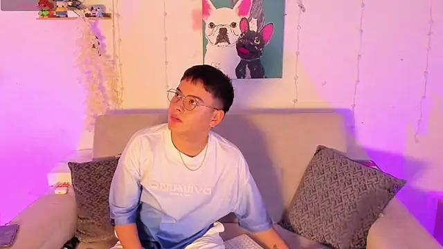Snapshot of Young_Ben chatting on May 15, 10:50 pm Young Ben online show from May 15, 10:50 pm