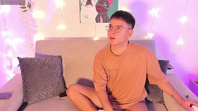 Snapshot of Young_Ben chatting on June 1, 1:35 pm Young Ben online show from June 1, 1:35 pm