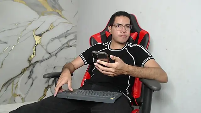 Snapshot of JulianSaintt chatting on March 3, 7:53 pm JulianSaintt online show from March 3, 7:53 pm