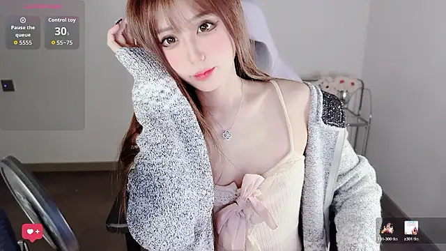 Snapshot of OwQoll chatting on February 1, 11:31 am OwQoll online show from February 1, 11:31 am