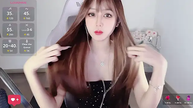 Snapshot of OwQoll chatting on March 26, 6:52 am OwQoll online show from March 26, 6:52 am